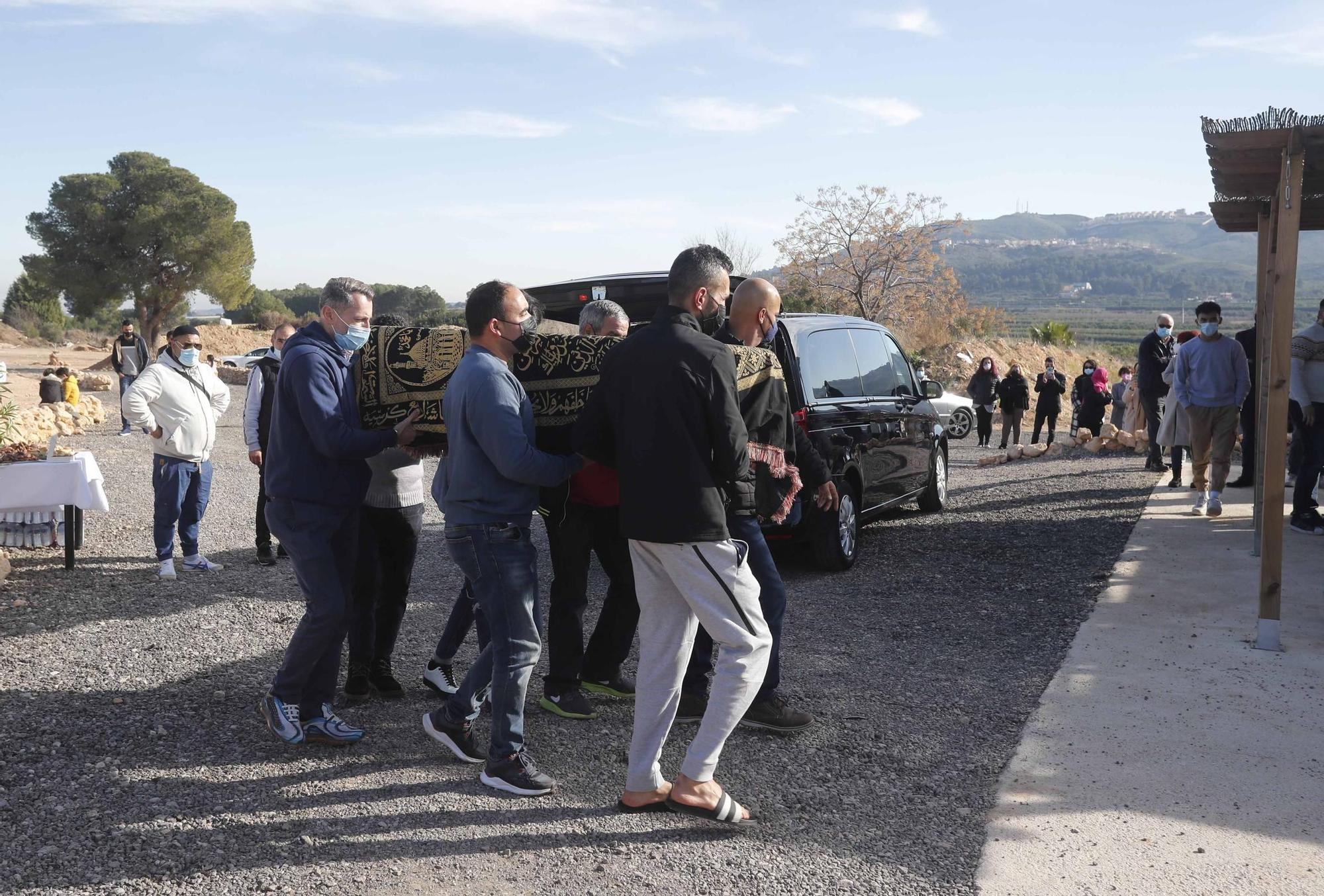 Entierro de Wafaa Sebbah en el cementerio Jardín Muslmán de València