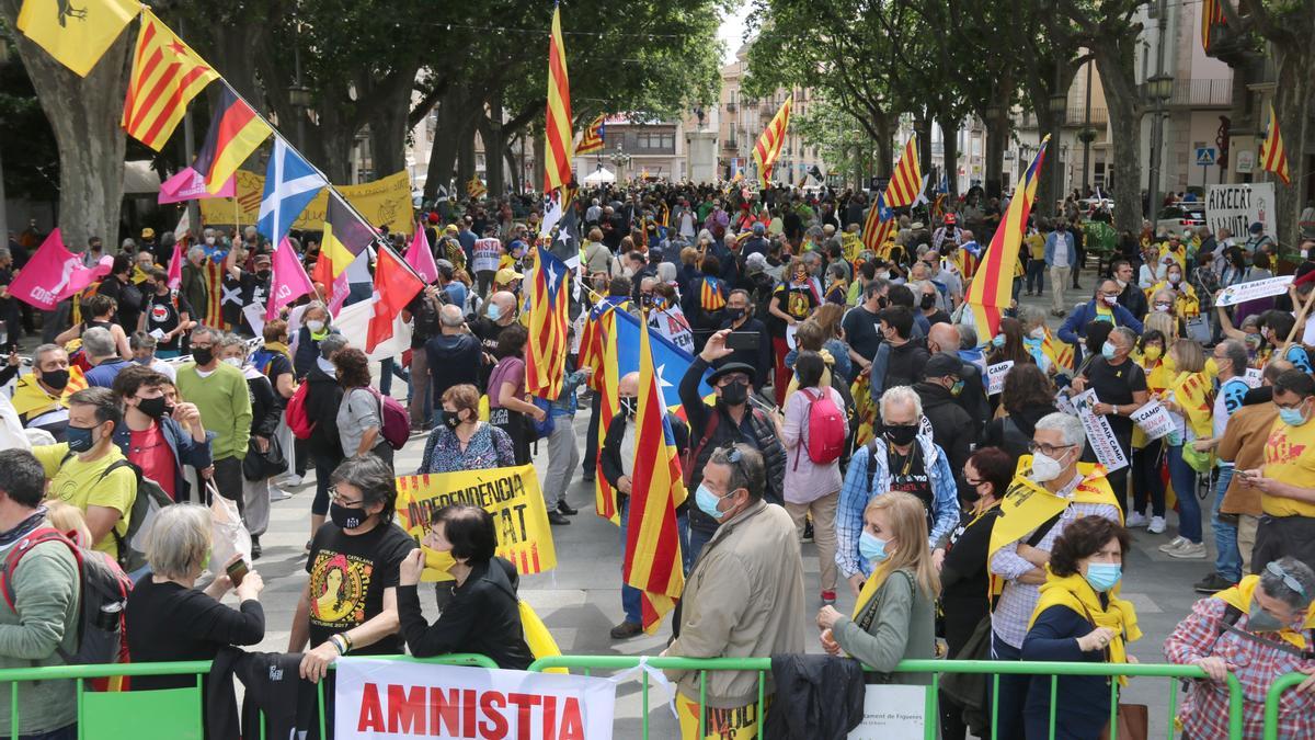 Pla general de l&#039;acte de Figueres amb milers de persones omplint la Rambla aquest dissabte 22 de maig de 2021. (Horitzontal)