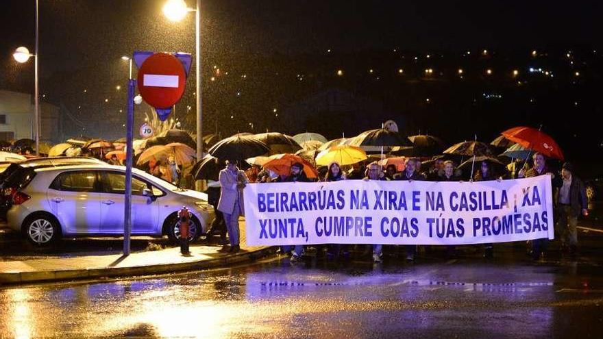 Manifestación y corte de tráfico, ayer, para exigir las aceras en A Xira.