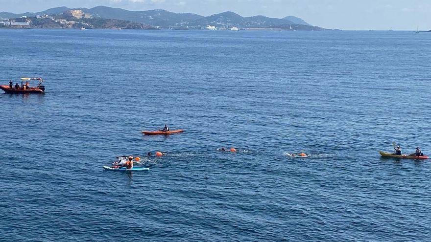 El paratriatleta Javier Vergara cumple con éxito su reto de 5km de natación por una causa benéfica