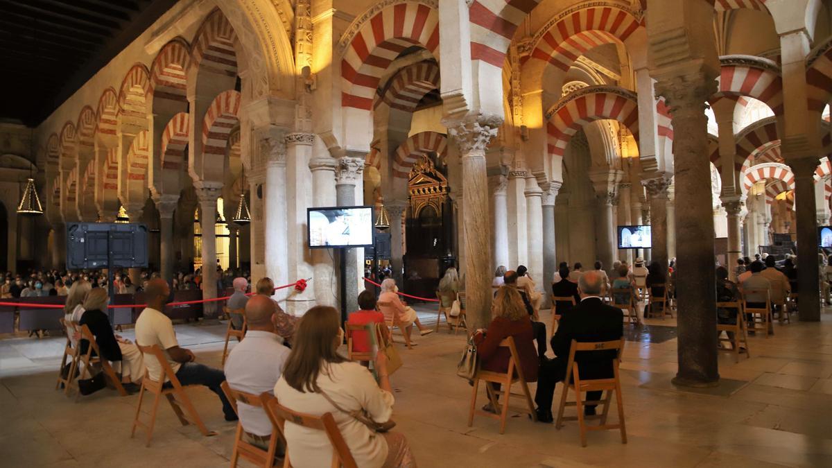 El Patio de los Naranjos acoge la procesión del Corpus Christi