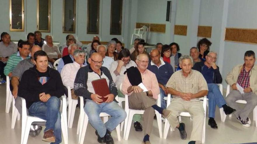 Alcaldes de la comarca en una asamblea general de socios de Macovall.