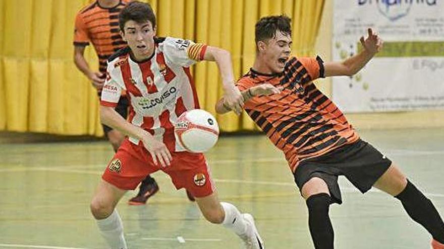 El capità manresà Gerard Noguera pugna per la pilota amb un jugador del Futsal Vicentí