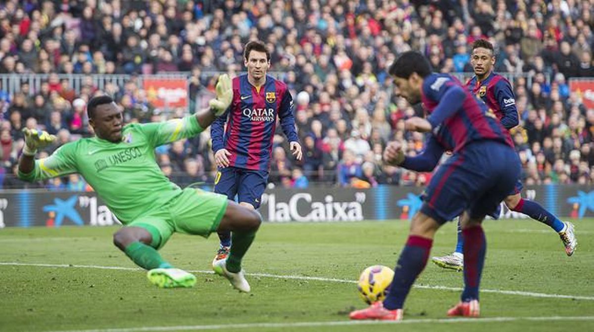 Kameni, enfront del trident format per Suárez, Messi i Neymar, en una jugada invalidada pel línier durant el partit entre el Barcelona i el Màlaga al Camp Nou.