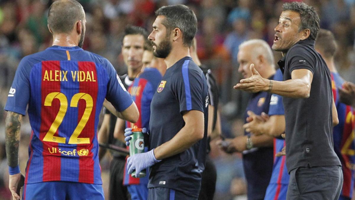 Aleix Vidal junto a Luis Enrique durante un partido del FC Barcelona