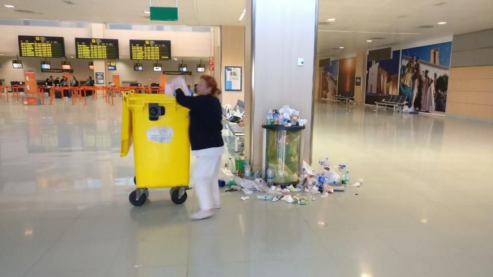 Los limpiadores vuelven al trabajo en el aeropuerto de Ibiza.