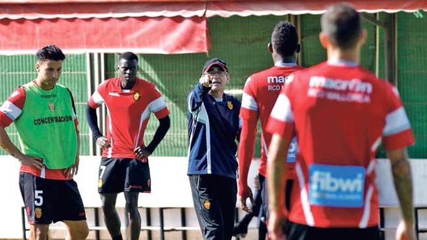 Fernando Vázquez, en un entrenamiento de esta semana con Truyols y Kasim, de espaldas, que se disputan un puesto en el once mañana en Soria.