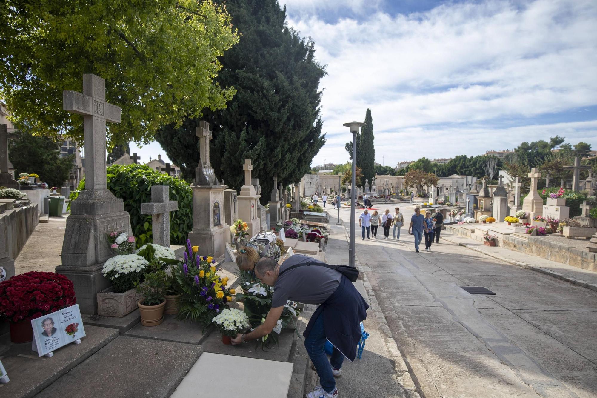 El día de Tots Sants en el cementerio de Palma