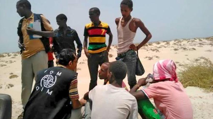 Diversos dels supervivents, en una platja del Iemen.