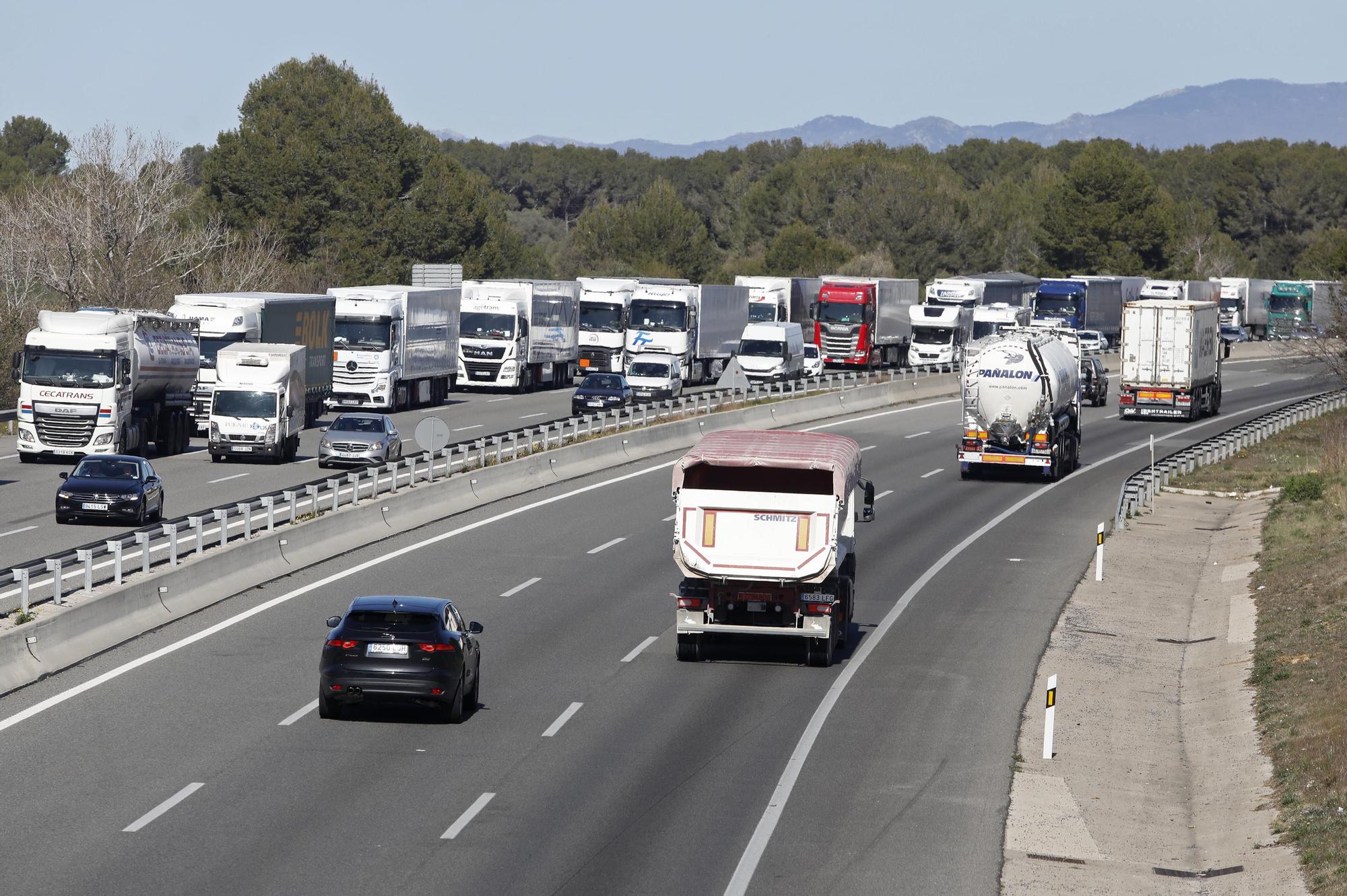 Cues quilomètriques a l'AP-7 a Garrigàs per un nou control policial