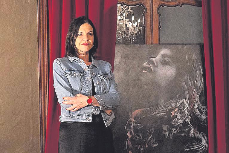 La artista Marta Blasco junto a una de sus obras.