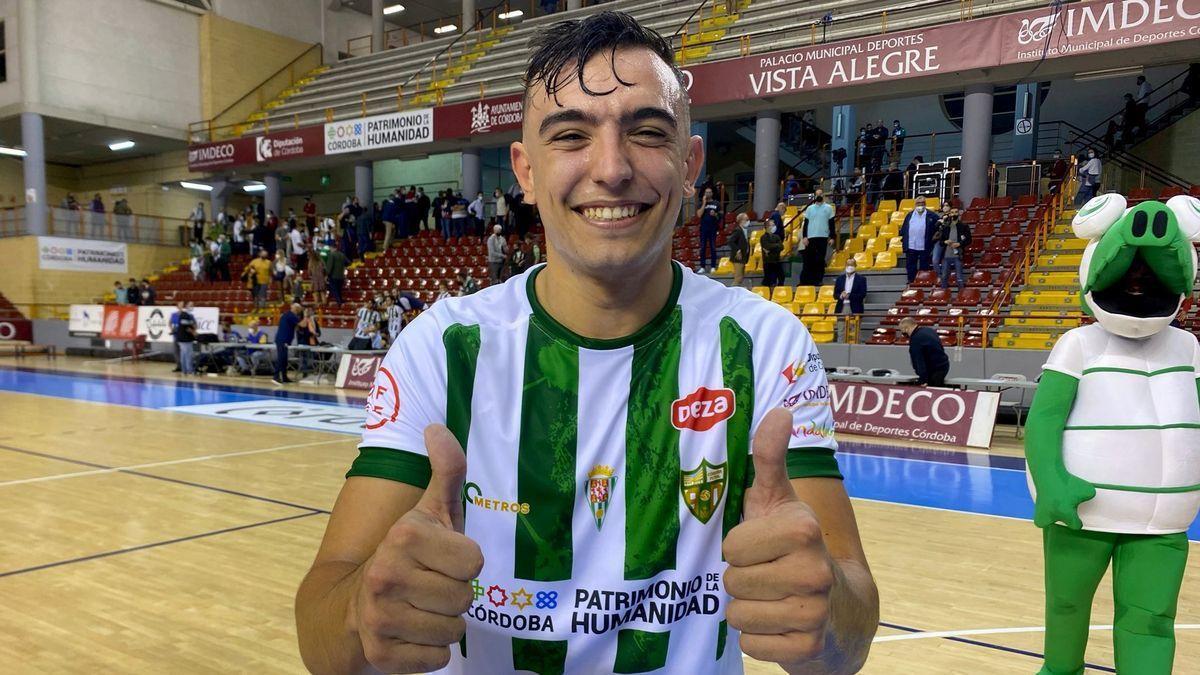 Pedro De la Cruz, eufórico tras su debut en Primera División con el Córdoba Futsal en Vista Alegre.