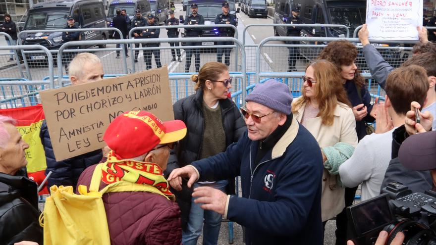 Unes 500 persones es concentren contra la investidura de Sánchez als voltants del Congrés i increpen periodistes