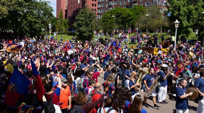 ¡Locura en Bilbao! Miles de aficionados y ambientazo en la fan zone del Barça