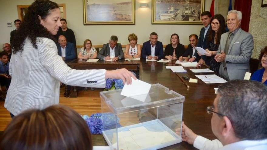 El voto de Silvia Díaz (Avante Poio), determinante para la reelección de Sobral como alcalde. // R.V.