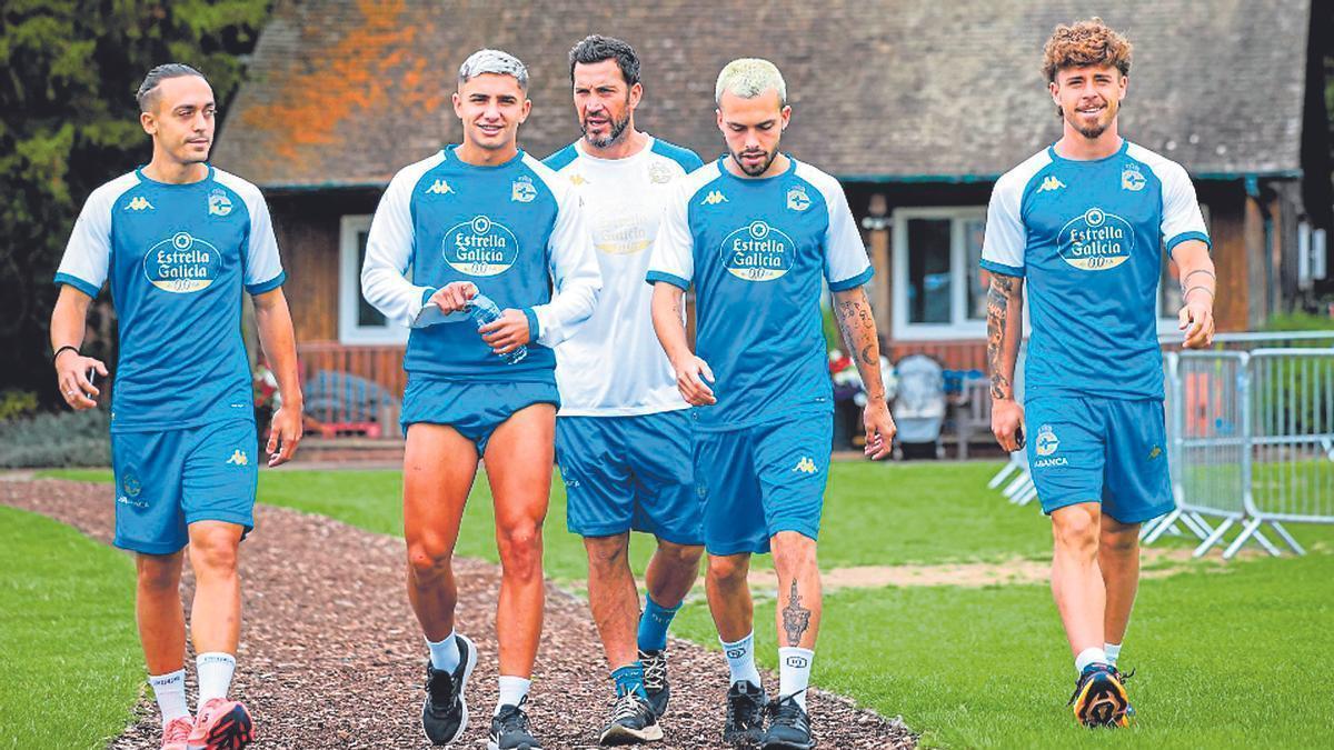 Luismi Cruz, Yeremay, Joaquín Sorribas, psicólogo del primer equipo; David Mella y Mario Soriano, durante la pretemporada en Inglaterra.