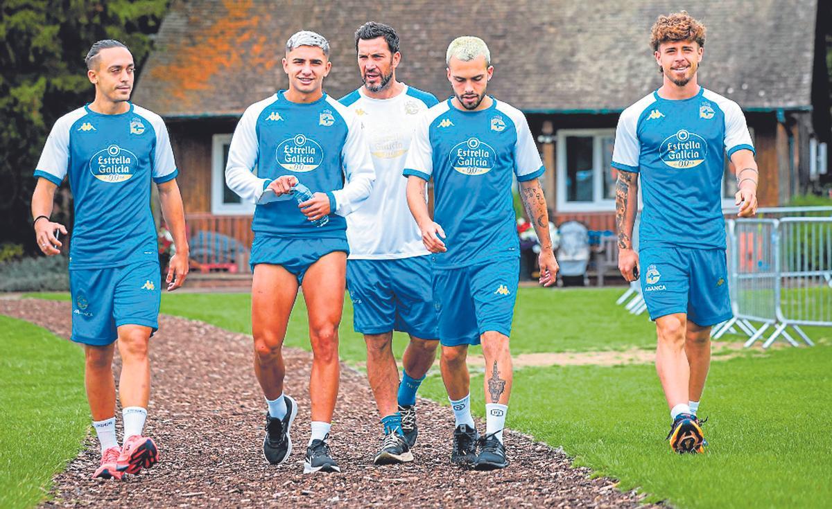 Luismi Cruz, Yeremay, Joaquín Sorribas, psicólogo del primer equipo; David Mella y Mario Soriano, durante la pretemporada en Inglaterra.