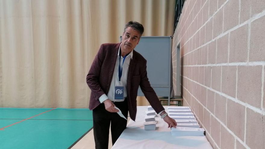 El candidato del PP, Rafael González, se dispone a votar en el colegio del pabellón de deportes. | M. J. C.