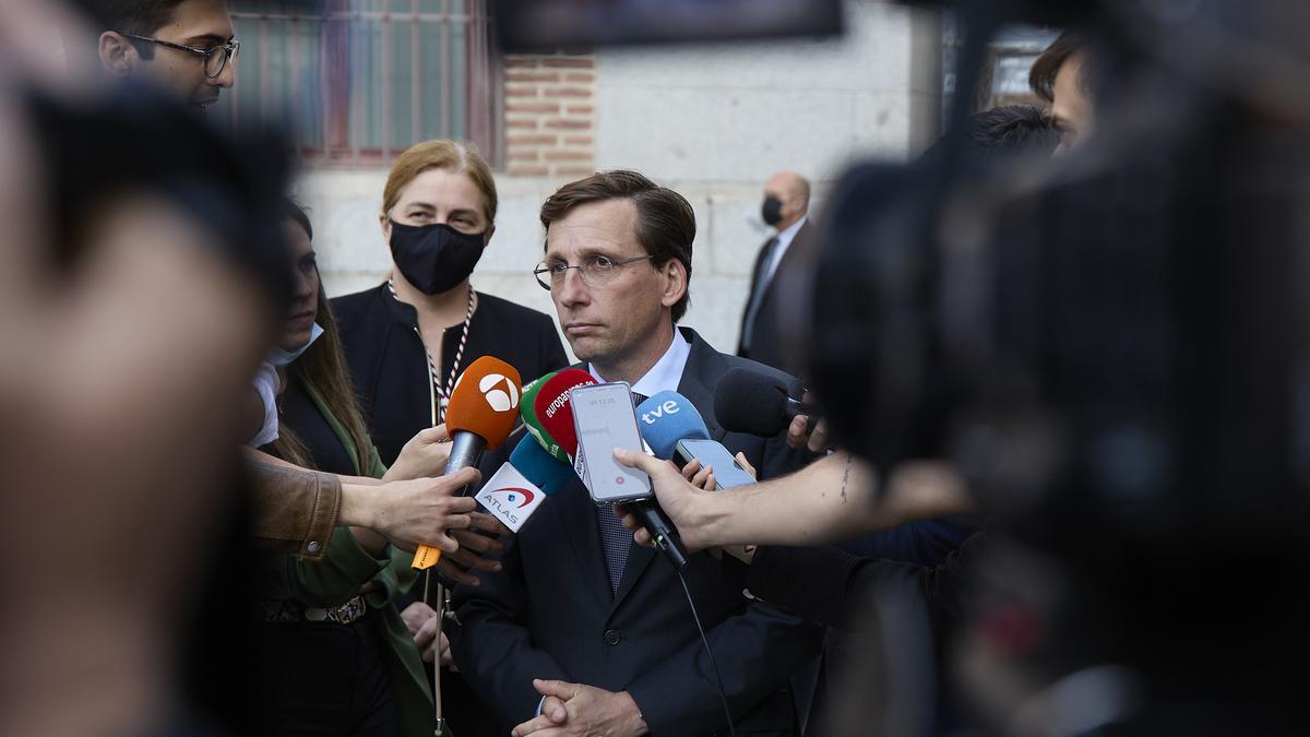 El alcalde de Madrid, José Luis Martínez-Almeida, ofrece declaraciones a los medios