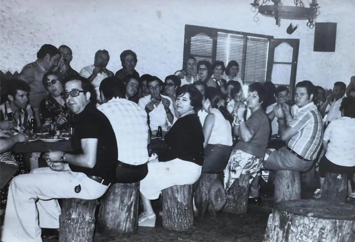 El meson La Vaca Brava lleno de gente en la década de los 70.