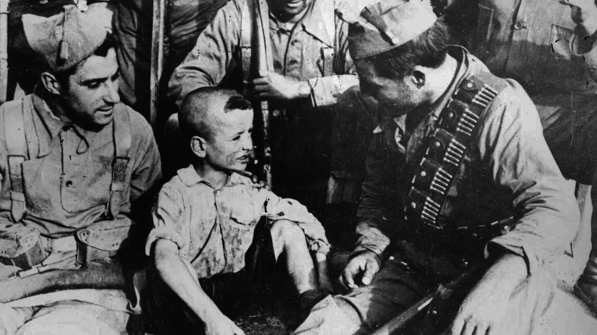 El niño de Siétamo, Gerásimo Fillat Viván, rodeado de milicianos, en una foto histórica.
