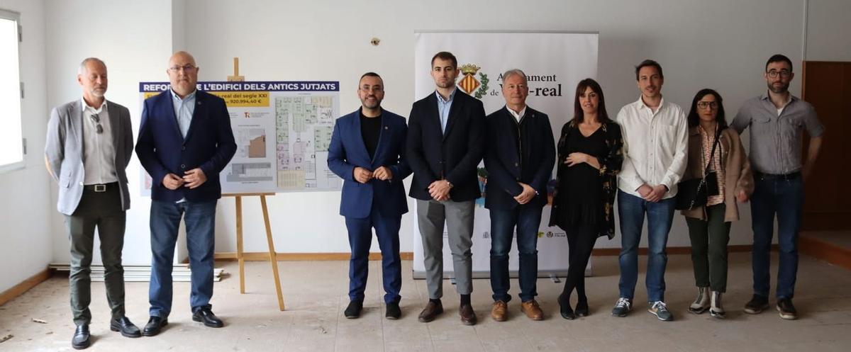 El alcalde Jose Benlloch y los ediles Obiol y Pérez, junto a personal municipal en los antiguos juzgados de Vila-real el pasado mes de abril.