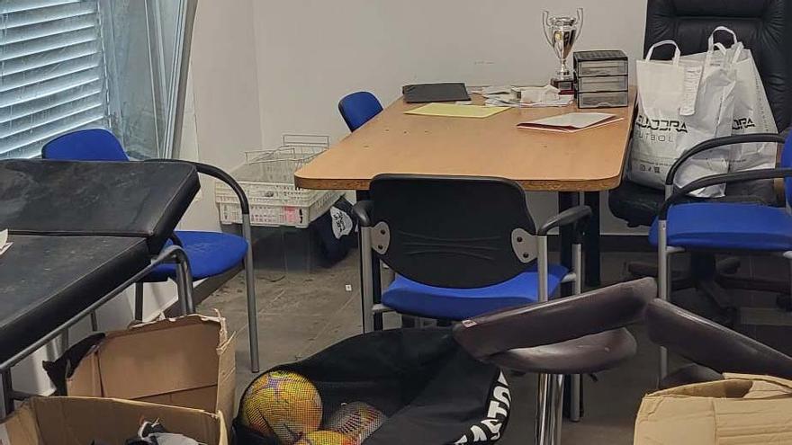 Estat d'una de les sales de la zona esportiva de Castellbell després del robatori