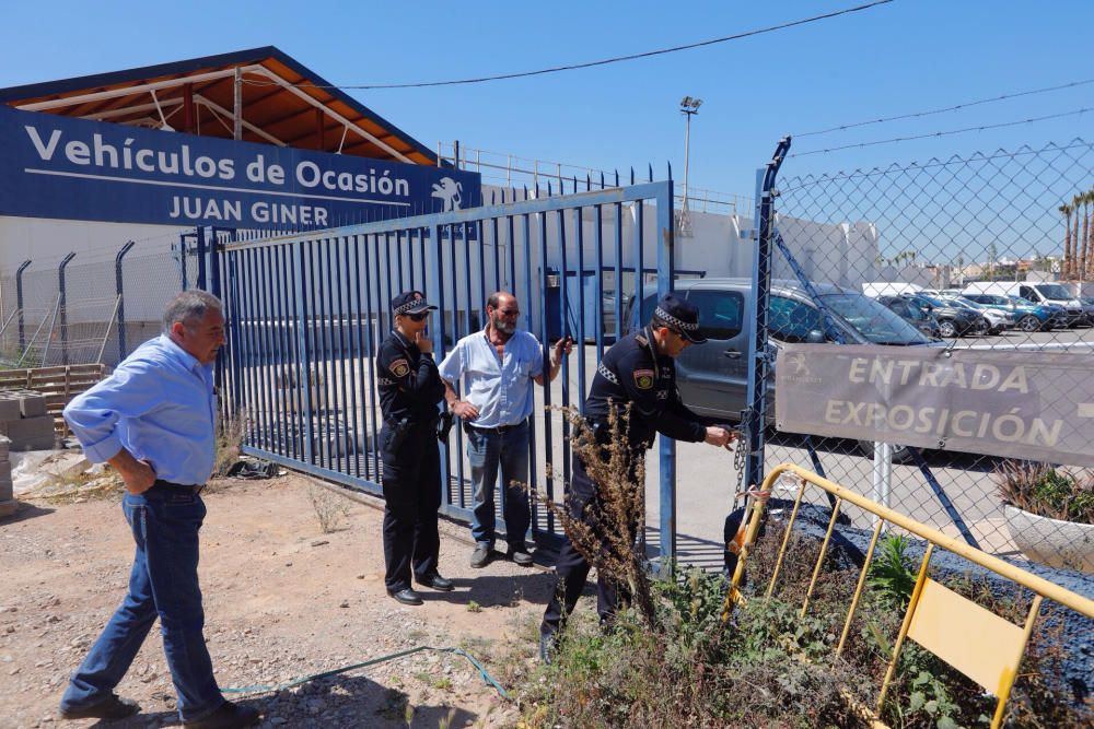 Desalojo del concesionario de coches que impide acabar Parque Central