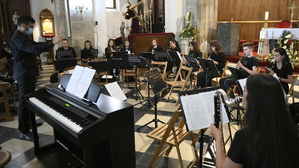 Un instante durante la actuación del ensamble M. Yuste, ayer, en la iglesia de Lalín.