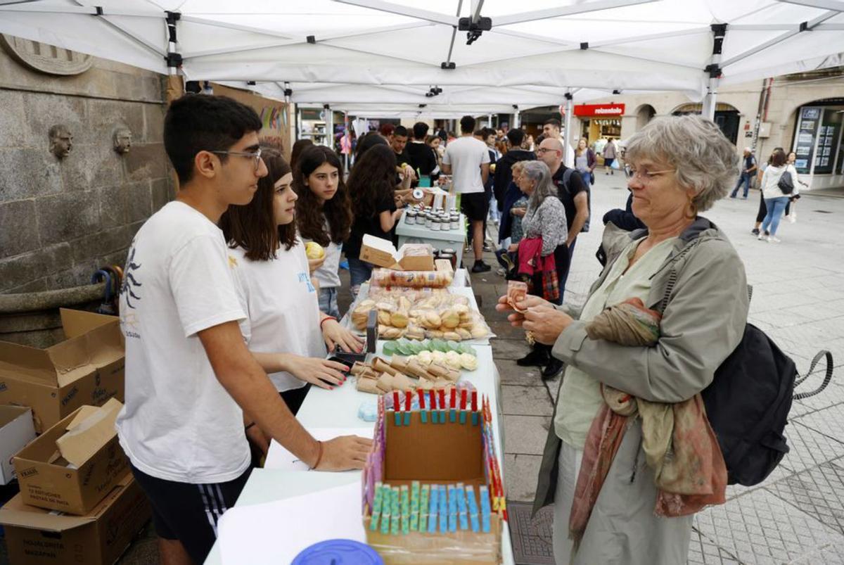 Uno de los puestos instalados ayer en A Peregrina.   | // GUSTAVO SANTOS