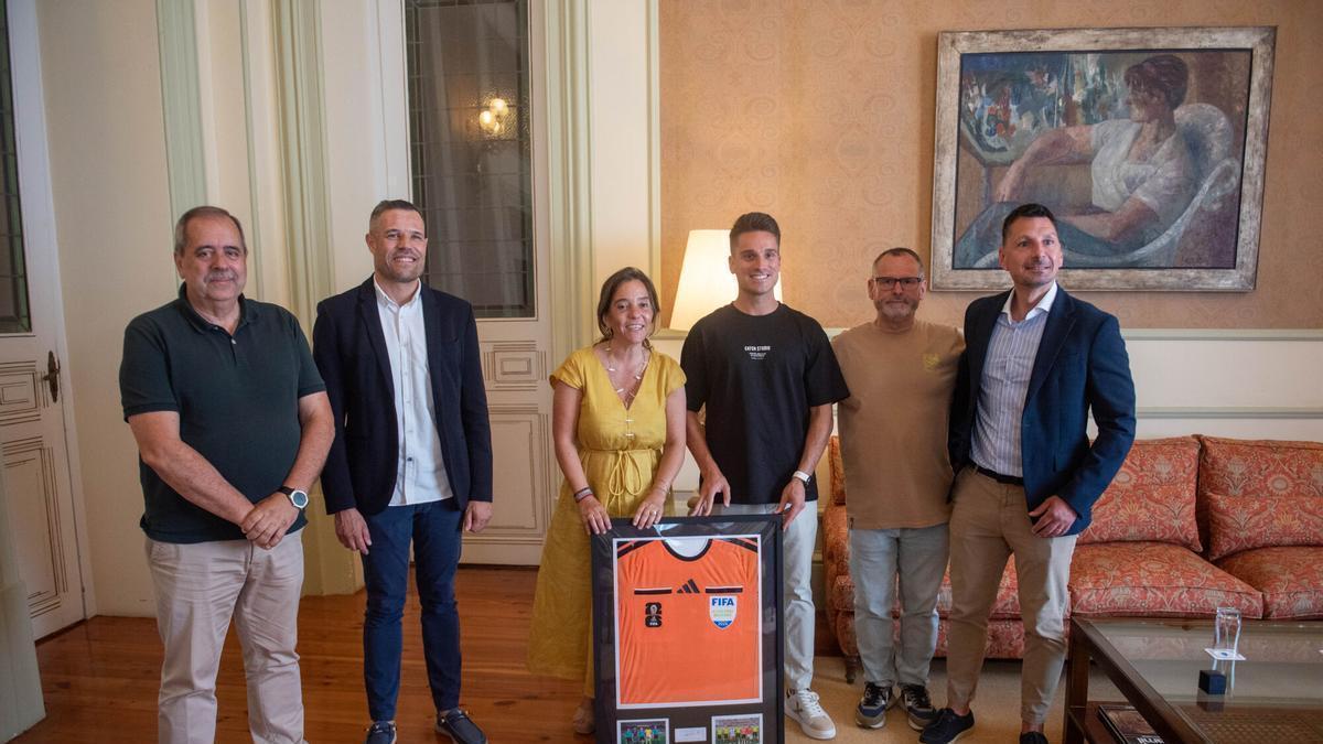 Diego Sánchez Rojo sostiene su camiseta del Mundial junto a Inés Rey en el recibimiento en el Ayuntamiento de A Coruña.
