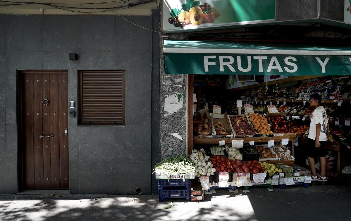 Una frutería regentada por ciudadanos paquistaníes al lado de un piso turístico en Tetuán, a escasos metros de Bravo Murillo.