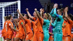 Las jugadoras de la selección de Holanda celebran su pase a la final en Lyon (Francia). 