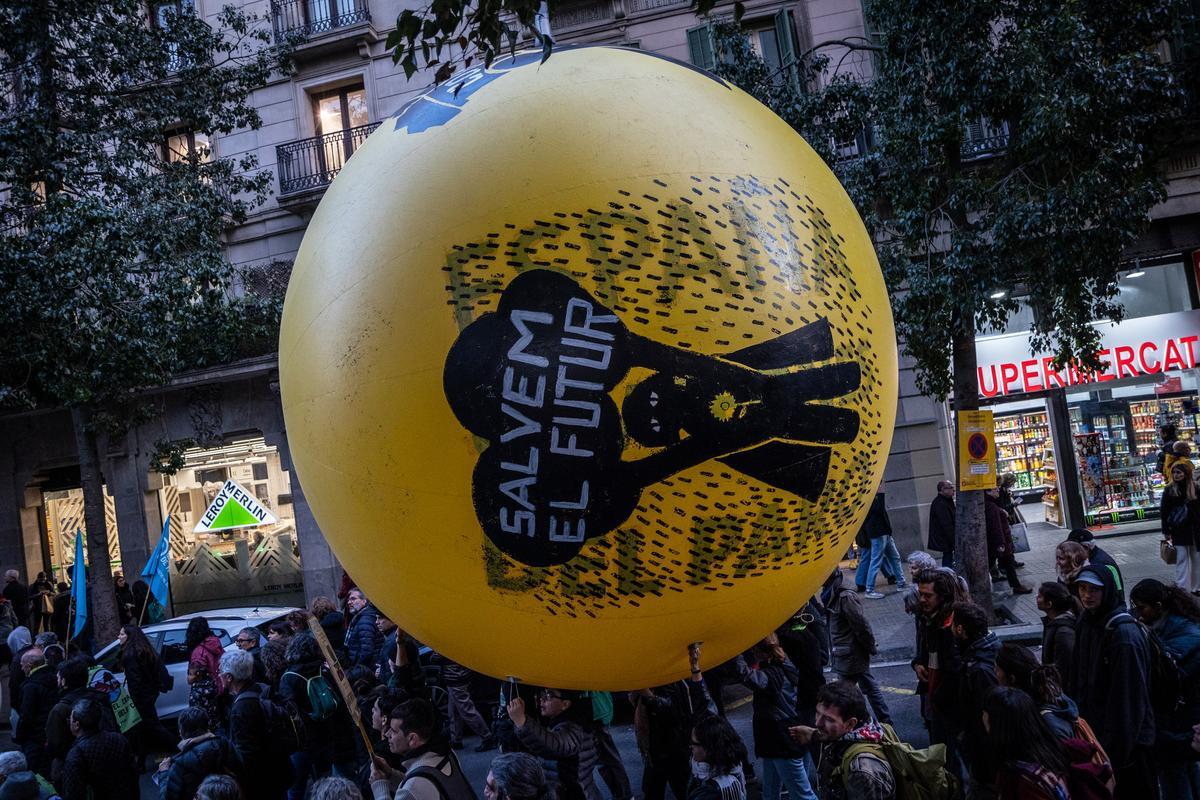 La manifestación contra el Hard Rock, la ampliación del aeropuerto y el Cuarto Cinturón corta el centro de Barcelona