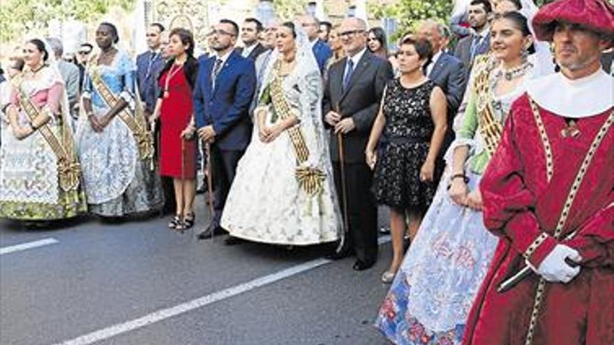 Vila-real cierra sus fiestas con la masiva subida de la virgen