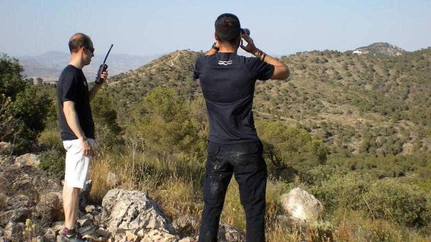 Miembros del Voluntariado Ambiental de Pinoso vigilando los montes para evitar los incendios forestales