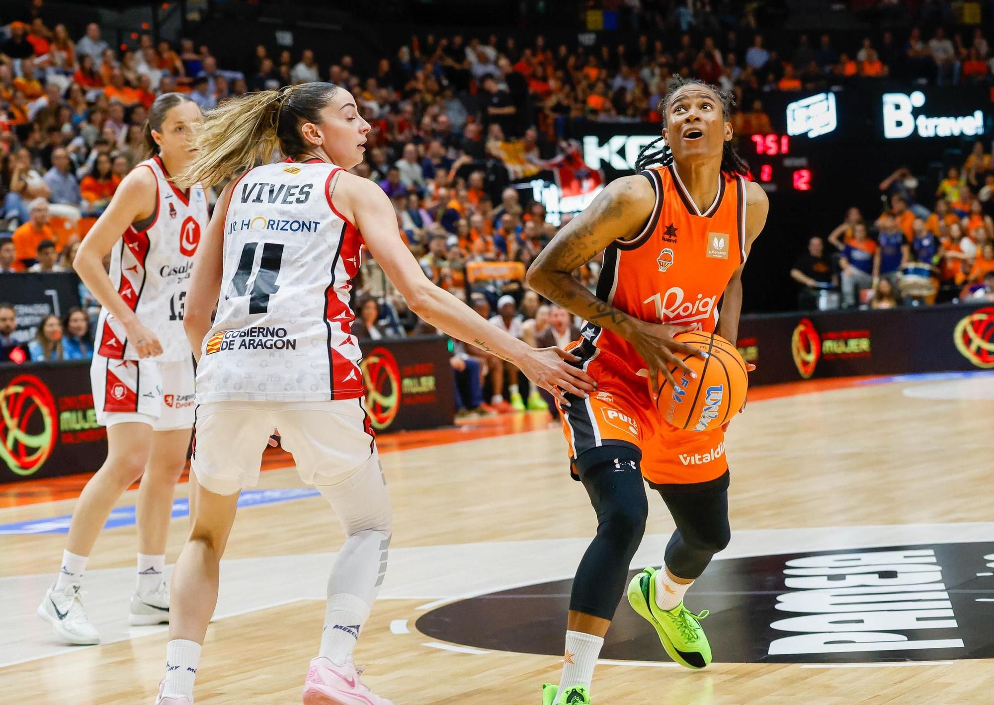 En imágenes | Primer partido de la final entre Valencia Basket y Casademont Zaragoza