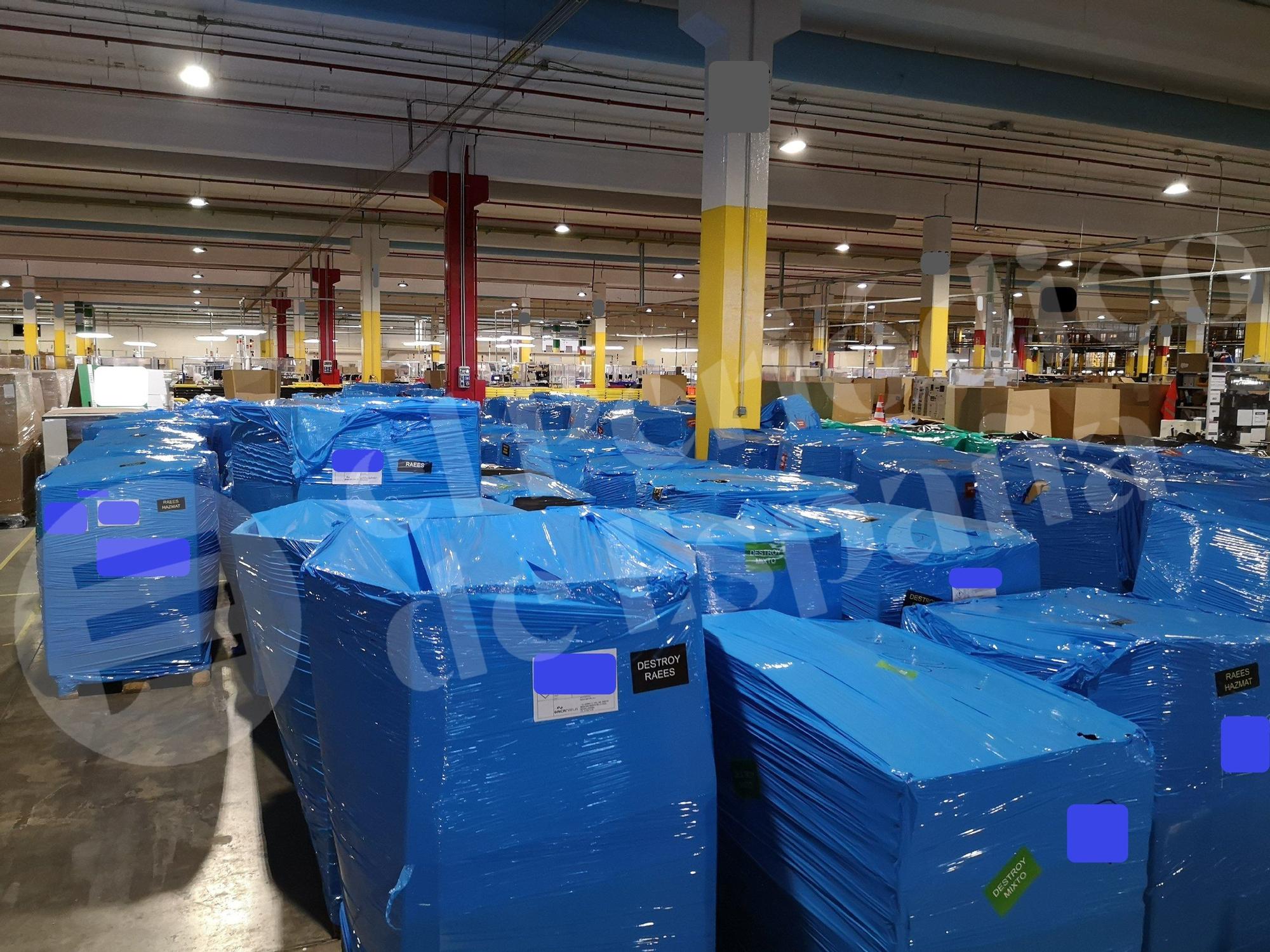 Cajas embaladas con productos de Amazon para destruir