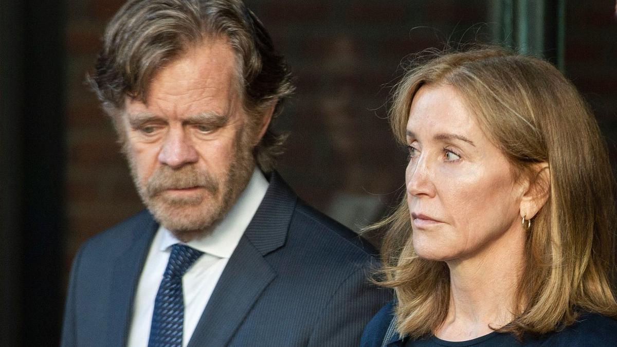 Felicity Huffaman, junto a su marido, el también actor William H. Macy, saliendo del tribunal de Boston, el pasado septiembre.