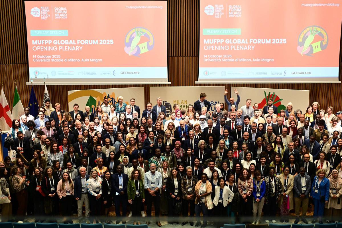 Representantes de las 130 ciudades participantes en el Fórum