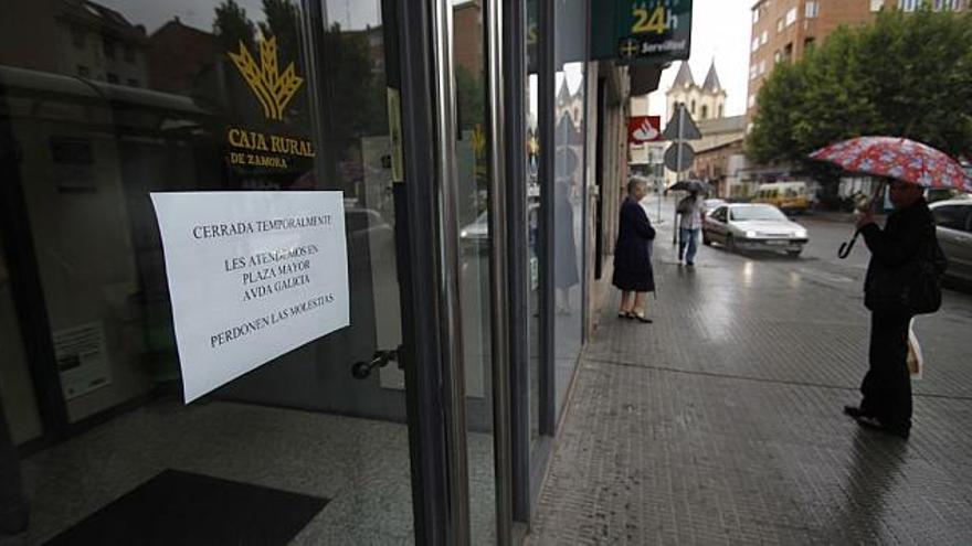 La oficina permaneció cerrada durante la toma de declaración de la Policía.