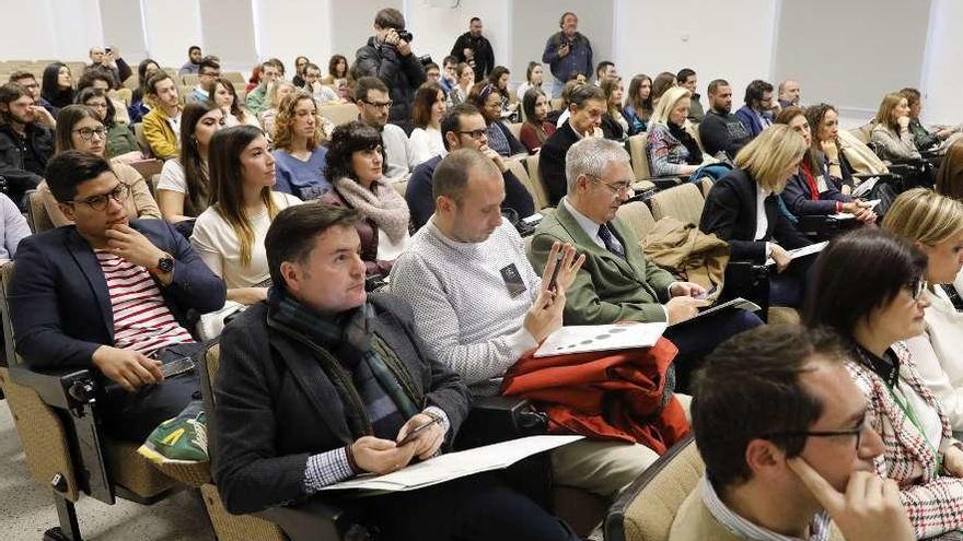 Asistentes al acto, con los empresarios en las primeras filas y los demandantes en las traseras.