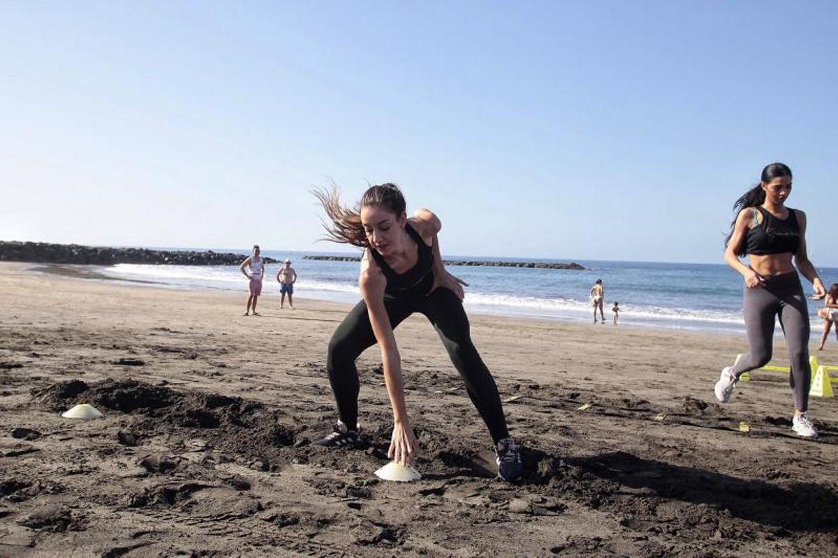 Las candidatas a Miss Universo España realizan actividades en la playa de Fañabé Las candidatas a Miss Universo España realizan actividades en la playa de Fañabé