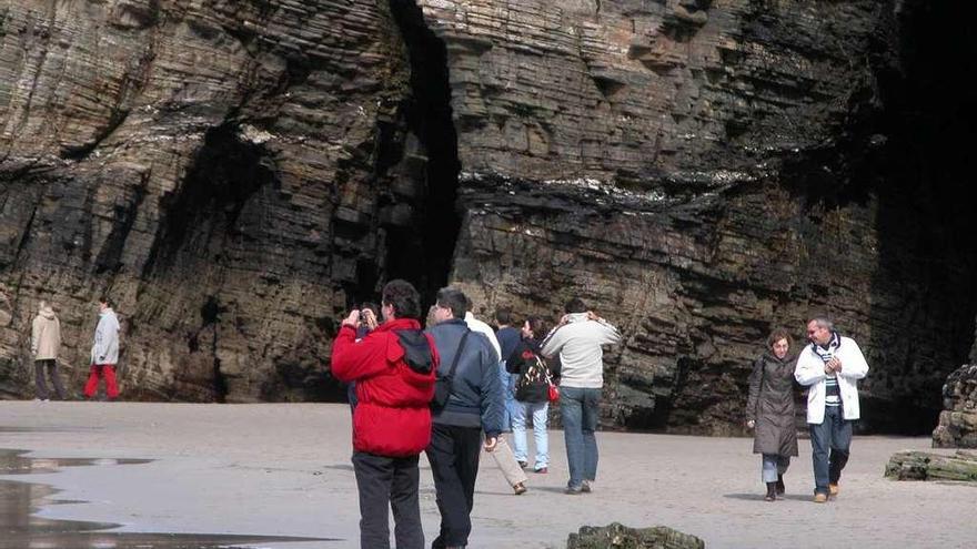 Imagen de archivo de la playa de As Catedrais con turistas visitándola.