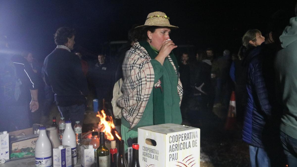 VÍDEO | Fogueres, calçots i carpes per combatre la fred: els pagesos gironins es preparen per fer nit a l'AP-7