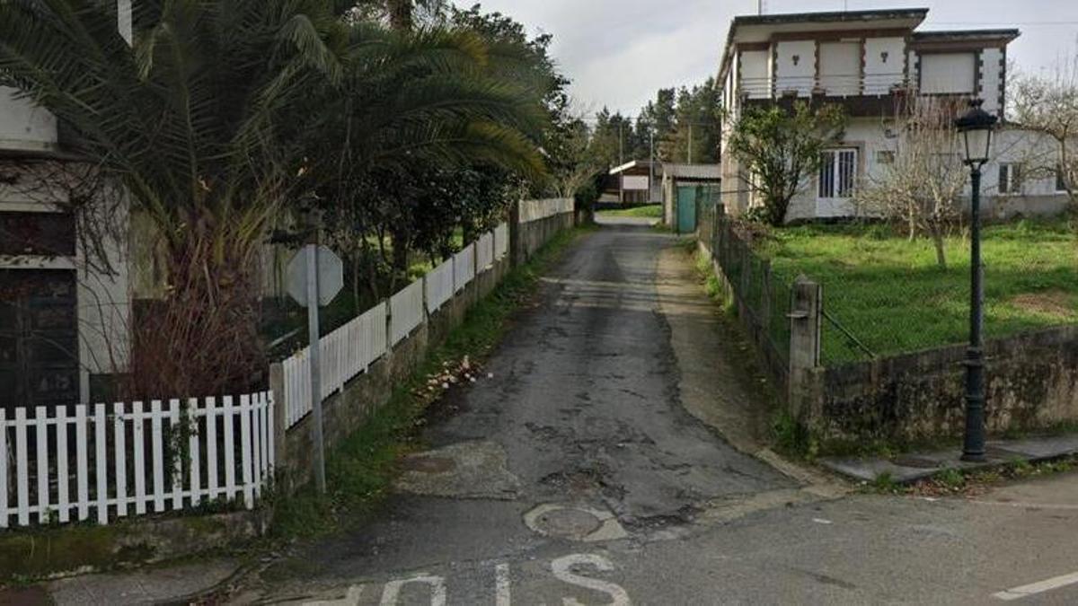 Un acceso al campo de fútbol municipal del Concello de Touro