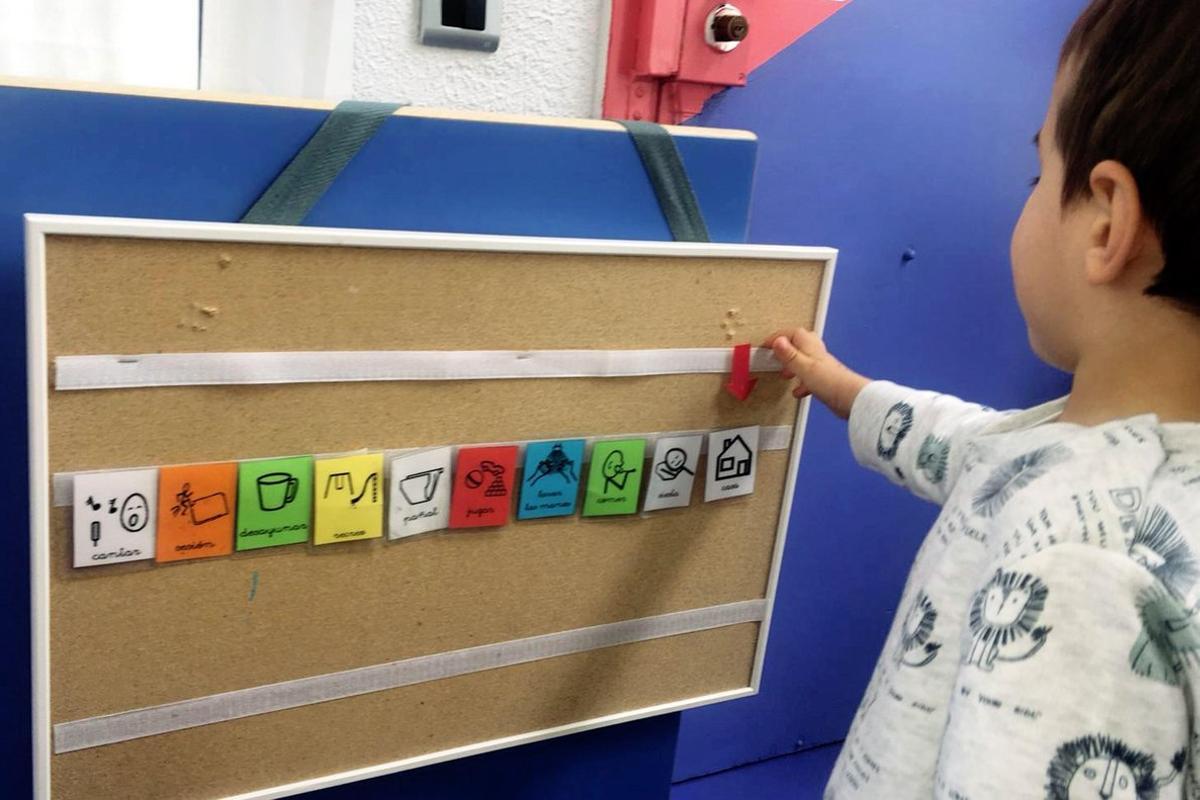 Un niño con autismo en una terapia con pictogramas.