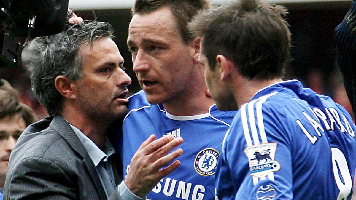 Jose Mourinho consuela al capitán John Terry y a Frank Lampard tras empatar a uno contra el Arsenal.