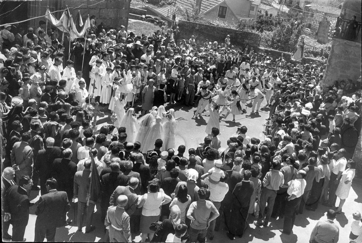 Danza das Espadas y Penlas, en honor a la Virgen «A Gabacha», en 1970.