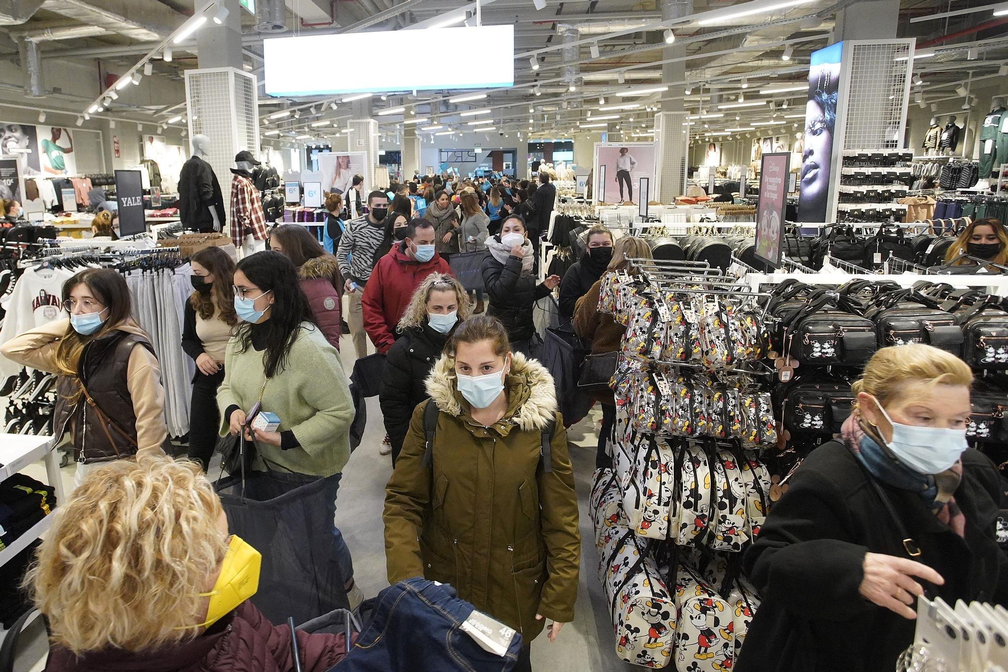 Gran expectació a l'obertura del Primark a l'Espai Gironès de Salt